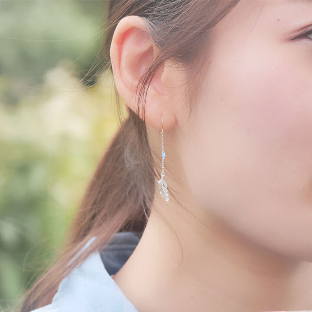 誕生石対応 フェザー 羽 シルバーピアス 10金フック Mirai Tenshi Mie3128bt 揺れる ダイヤモンド ブルートパーズ 翼 華奢