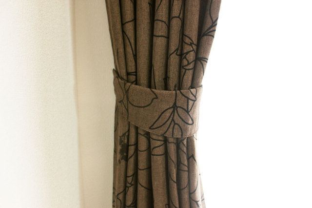 3級遮光・形状記憶カーテン】モダンな植物柄を贅沢にあしらったナチュラルテイストのカーテン モダンフラワー　ブラウン　タッセル付き