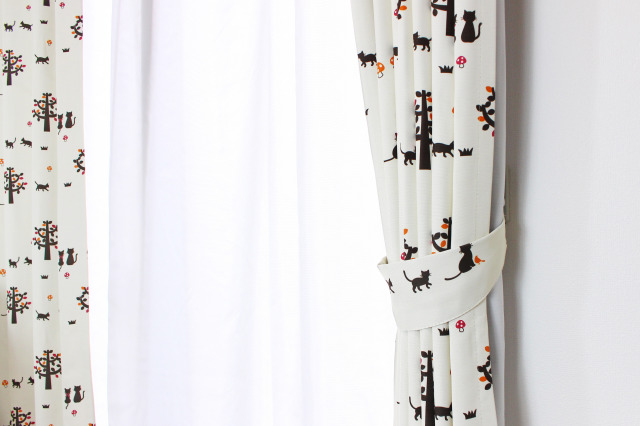 かわいい猫に癒される遮光のカーテン｜【既製品カーテン：2枚入り