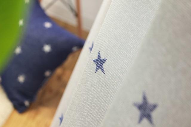 【オーダーカーテン】スピカ(全2色) 星柄 A面B面 リバーシブル仕様 ネイビーA面 カーテンのアップ画