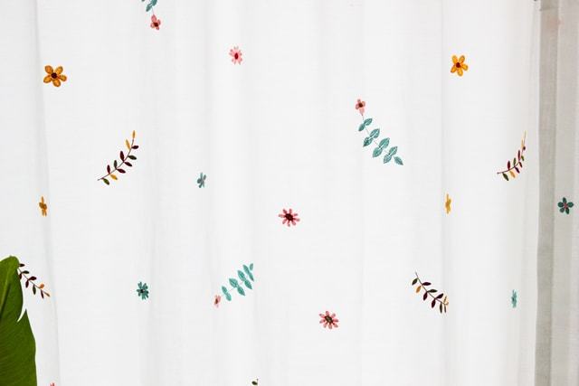 【オーダーレース】LO355 カラフルで可愛いお花や葉っぱの刺繍 中間アップ 正面から