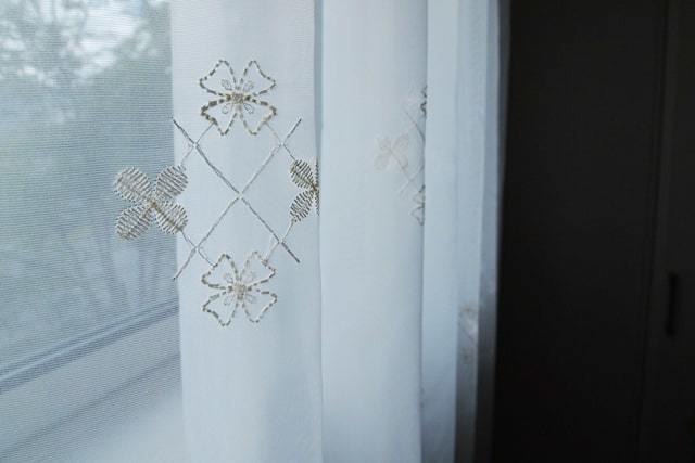 【オーダーレース】LO492 2倍ヒダ(3つ山) 裾スカラップ 四つ葉のクローバーの刺繍が可愛らしいレース