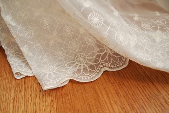 【オーダーレース】LO492 2倍ヒダ(3つ山) 裾スカラップ 四つ葉のクローバーの刺繍が可愛らしいレース