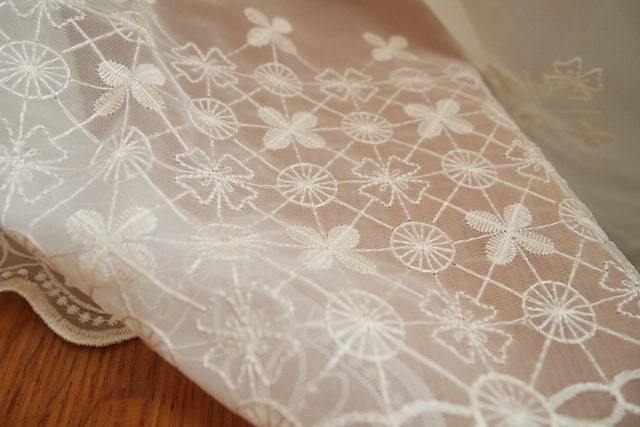 【オーダーレース】LO492 2倍ヒダ(3つ山) 裾スカラップ 四つ葉のクローバーの刺繍が可愛らしいレース