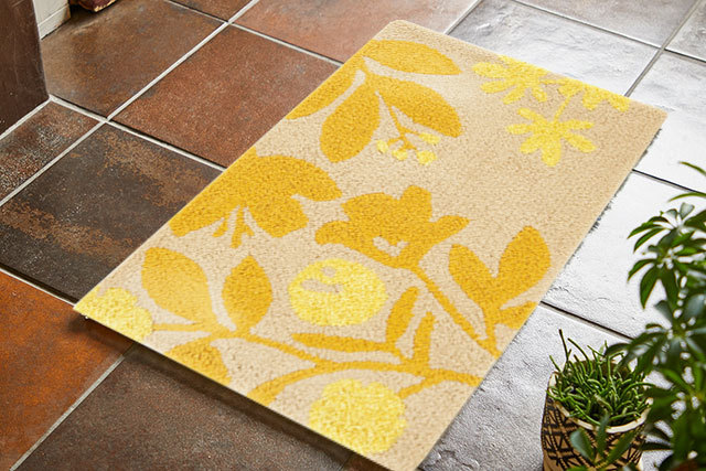 【デザインライフ】ハチマット 北欧風のリーフとフラワーがランダムに配置されたポップなデザイン