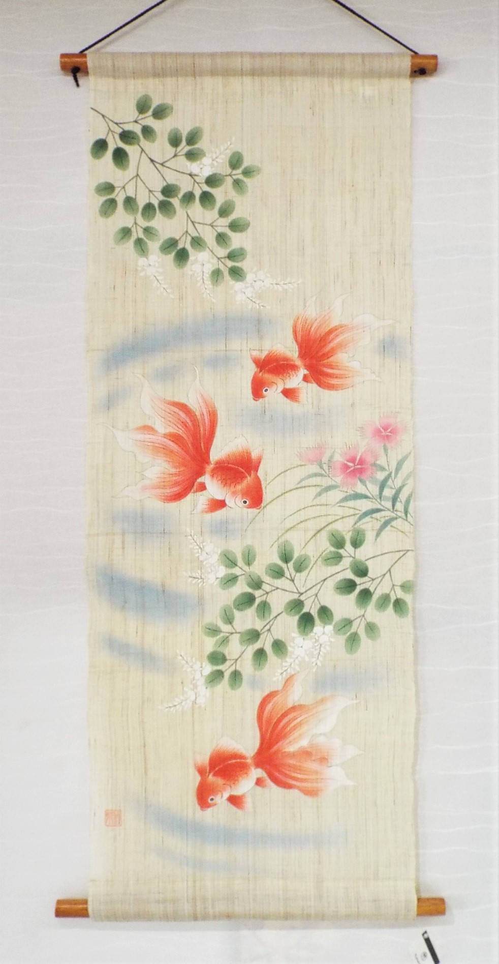 Kougaku Bai Suji 型染めタペストリー 水紋に金魚 麻100 夏飾り 金魚柄 季節感演出 掛け軸 壁掛け飾り 飾り物 日本製 京都くろちく 夏の贈り物 ギフト 涼感 再販開始 Css Edu Om