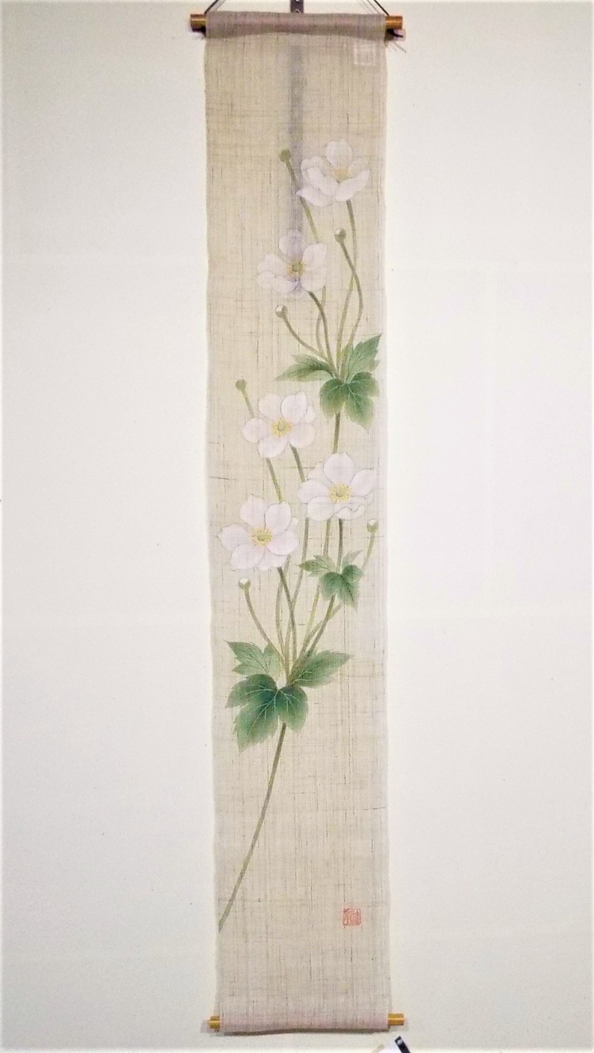 手描き麻タペストリー　月白秋明菊