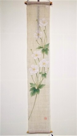 手描き麻タペストリー　月白秋明菊