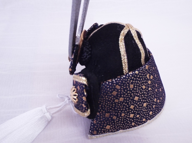 金襴　銀兜　几帳付き