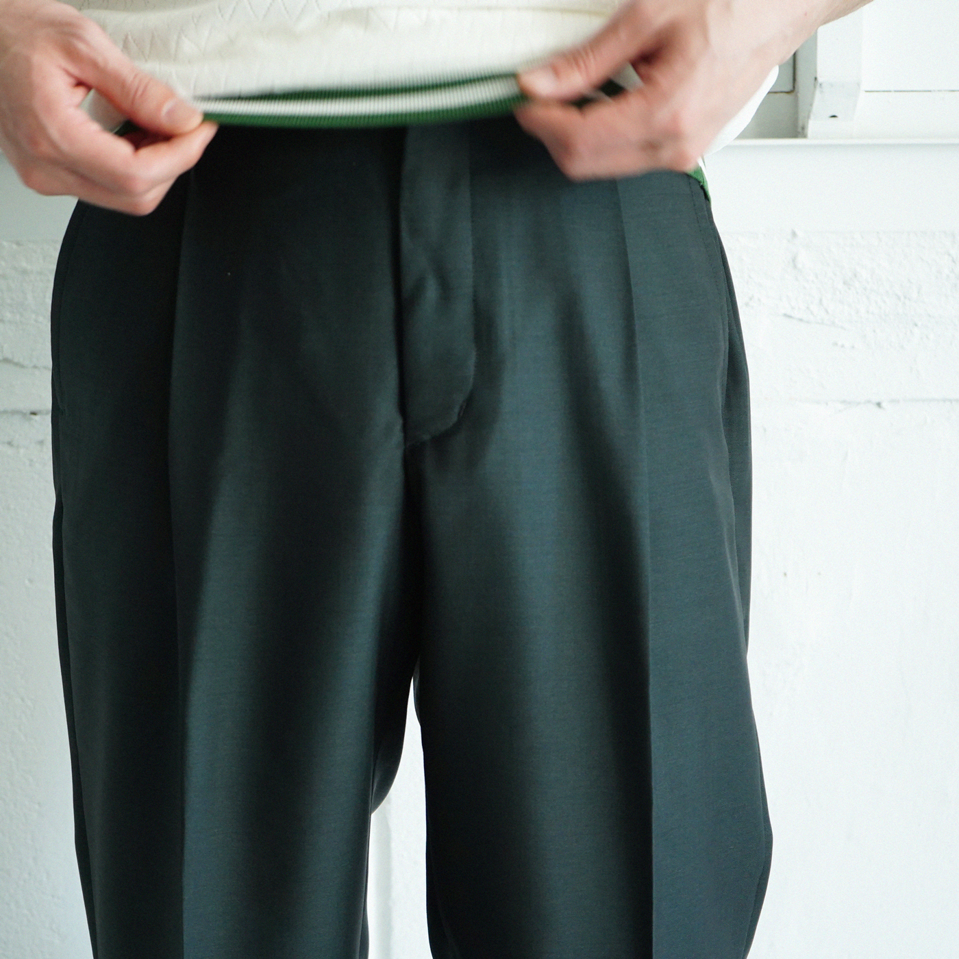 新版 fendart 1 tuck trousers navy tf スラックス - abacus-rh.com