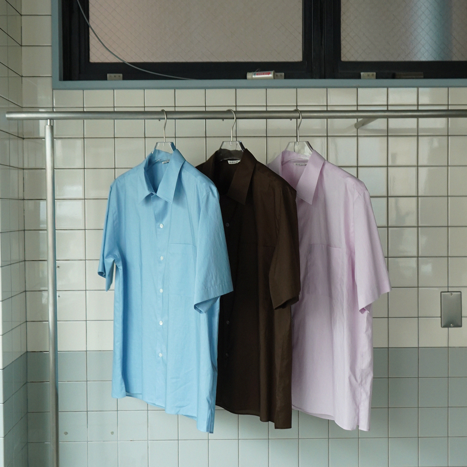 AURALEE WASHED FINX TYPEWRITER OPEN COLLAR HALF SLEEVED SHIRT