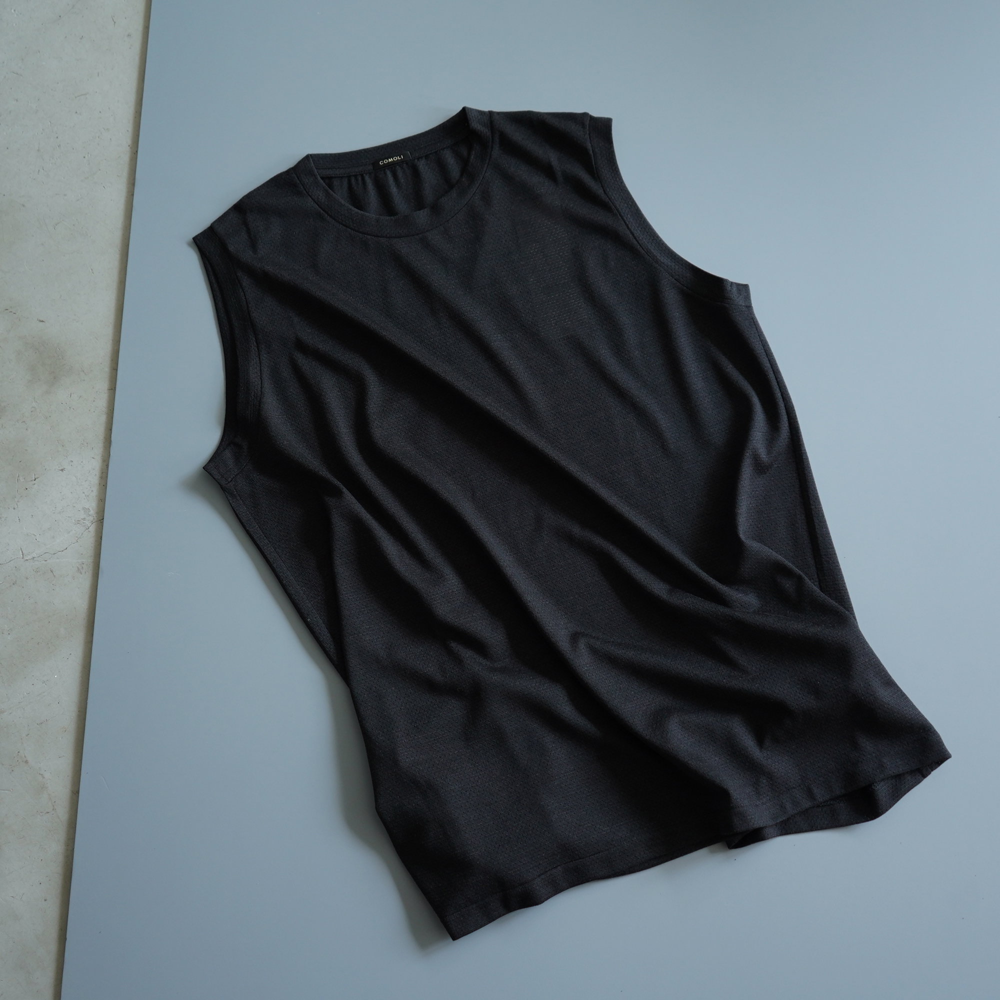 COMOLI ウールメッシュ ノースリーブ CHARCOAL
