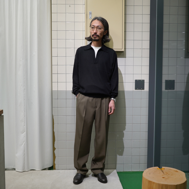 AURALEE LIGHT WOOL MAX GABARDINE TWO-TUCK SLACKS