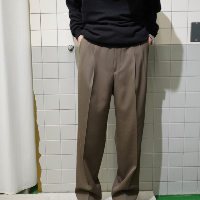 AURALEE LIGHT WOOL MAX GABARDINE TWO-TUCK SLACKS