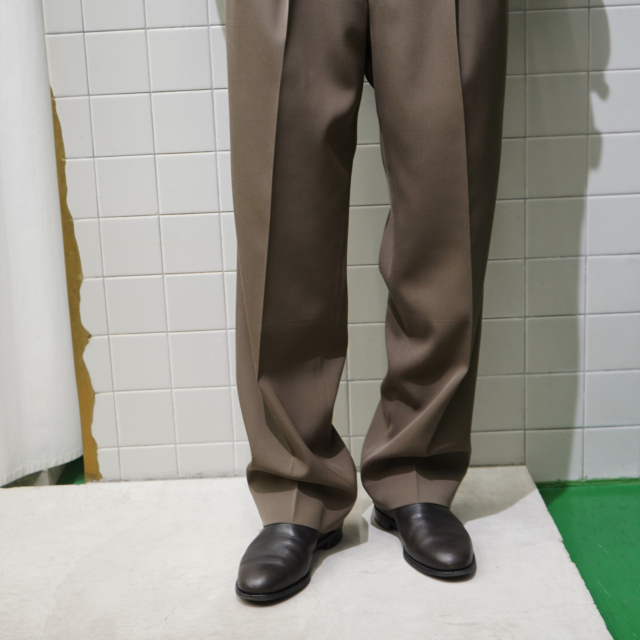 AURALEE LIGHT WOOL MAX GABARDINE TWO-TUCK SLACKS
