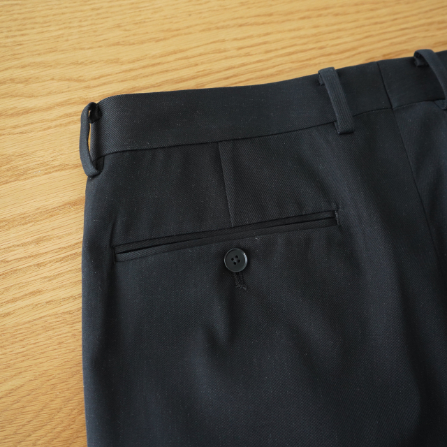 AURALEE LIGHT WOOL MAX GABARDINE TWO-TUCK SLACKS TOP BLACK