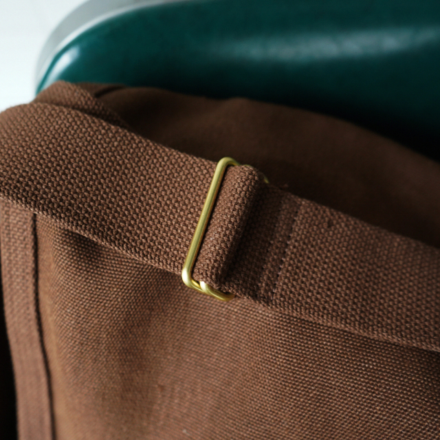 COMOLI ヘンプダック ショルダーバッグ BROWN