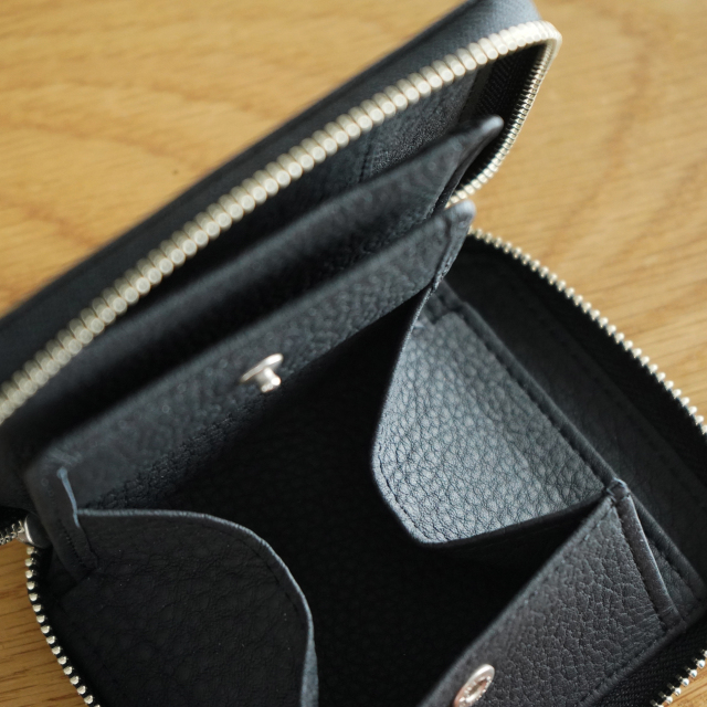ERA. EO SHRINK ROUND PALM WALLET