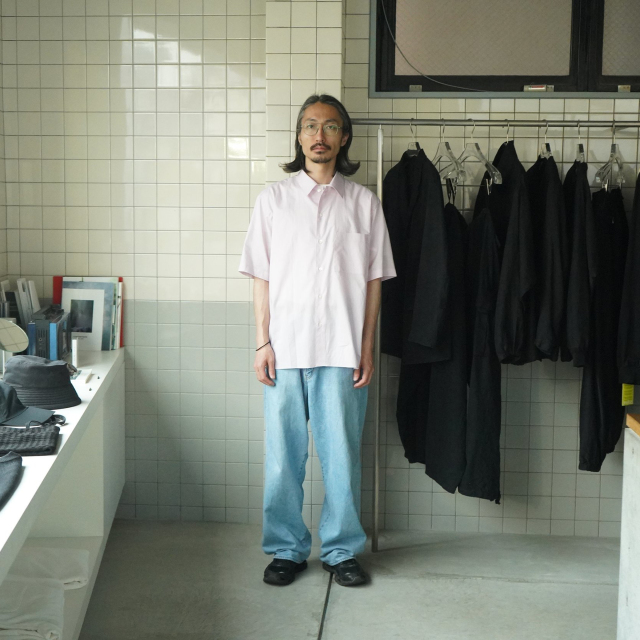 AURALEE WASHED FINX TYPEWRITER OPEN COLLAR HALF SLEEVED SHIRT