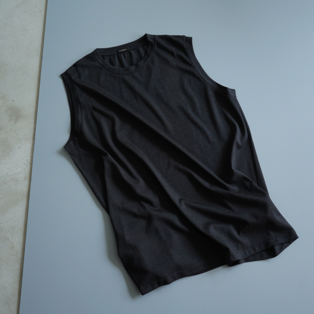 COMOLI ウールメッシュ ノースリーブ CHARCOAL