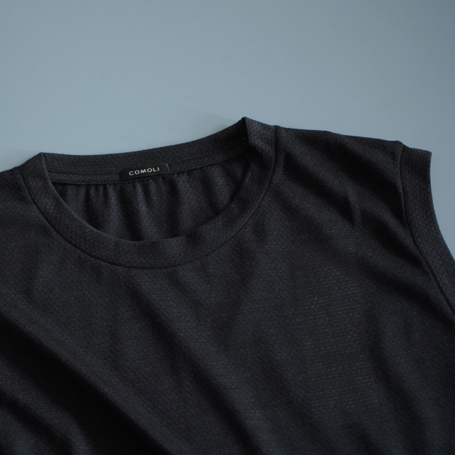 COMOLI ウールメッシュ ノースリーブ CHARCOAL