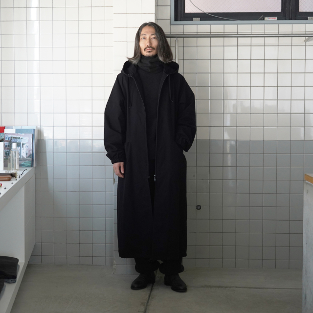 COMOLI フーデッド ロングコート BLACK