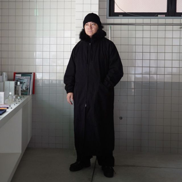 COMOLI フーデッド ロングコート BLACK