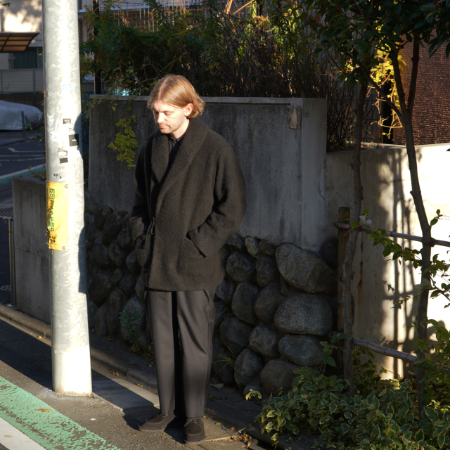 COMOLI ウールサージ パンツ NAVY