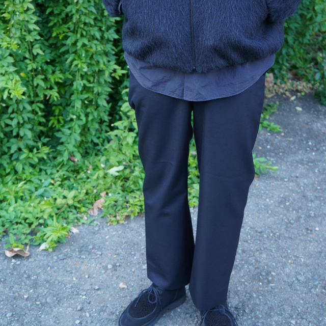 COMOLI ウールサージ パンツ NAVY