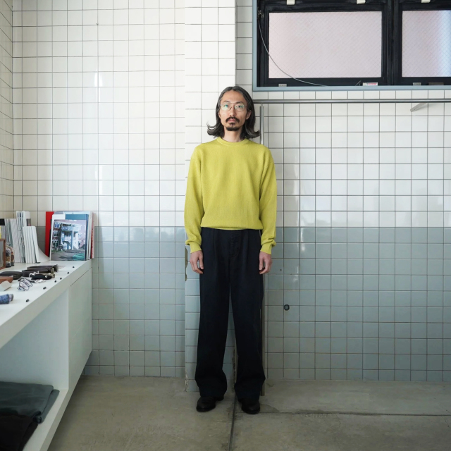 AURALEE GARMENT-DYED FINX LIGHT CHINO ONE-TUCK WIDE PANTS