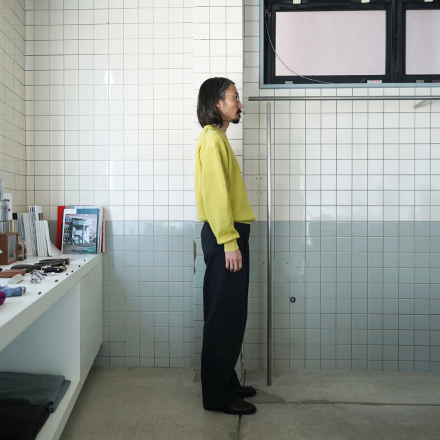 AURALEE GARMENT-DYED FINX LIGHT CHINO ONE-TUCK WIDE PANTS