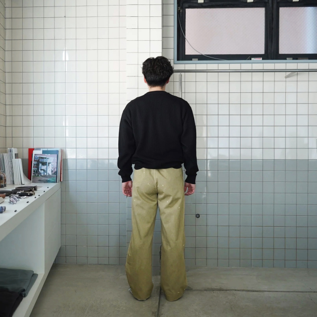 AURALEE GARMENT-DYED FINX LIGHT CHINO ONE-TUCK WIDE PANTS