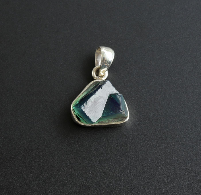 サンマリー2019!珍品☆イングランド産の発光フローライト ペンダント　No.2【15.7×11.7mm】【天然石・パワーストーン】