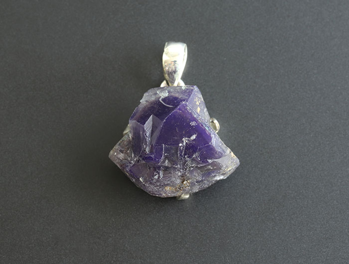 サンマリー2019!珍品☆イングランド産の発光フローライト ペンダント　No.7【20×23.8mm】【天然石・パワーストーン】