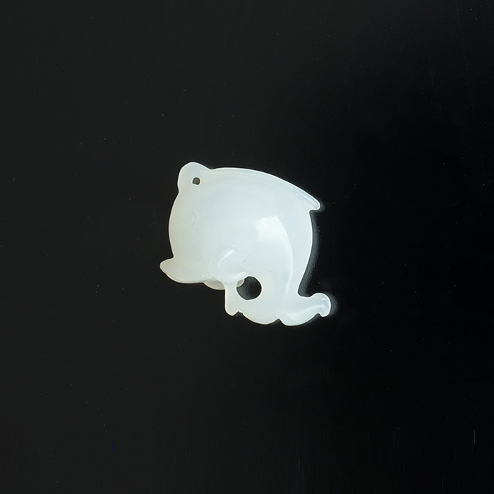 【伊勢】珍品!白玉＝ホワイトネフライト和田玉（ホータン玉）のドルフィン　[23.7×18.8mm]   ise11 susa
