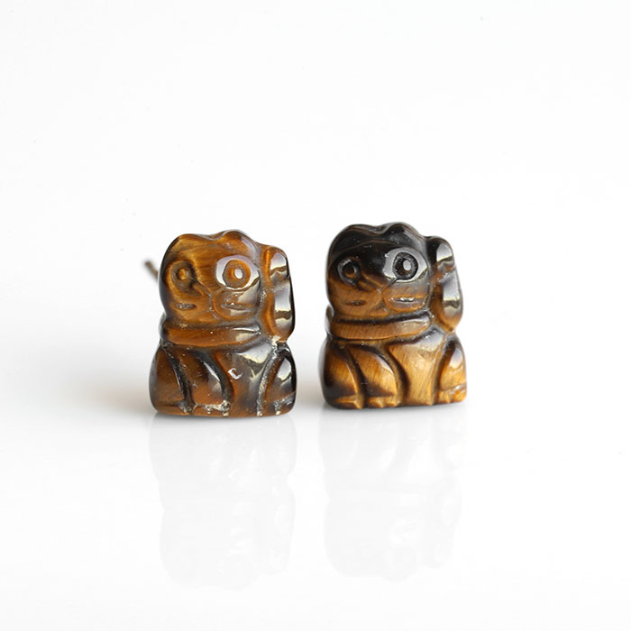 伊勢浄化！招き猫のミニピアス 豆サイズ　【タイガーアイ・左手】　ise2023