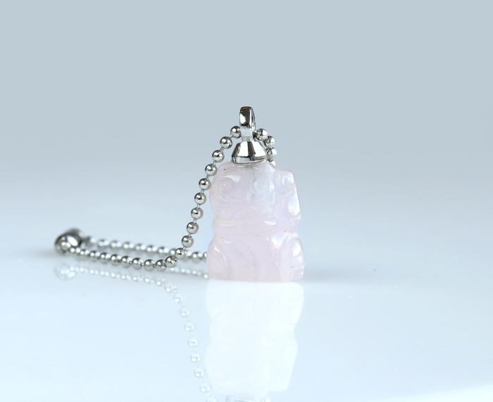 新春！伊勢浄化！招き猫のミニチャーム 豆サイズ　【ローズクォーツ・左手】 　ise2023