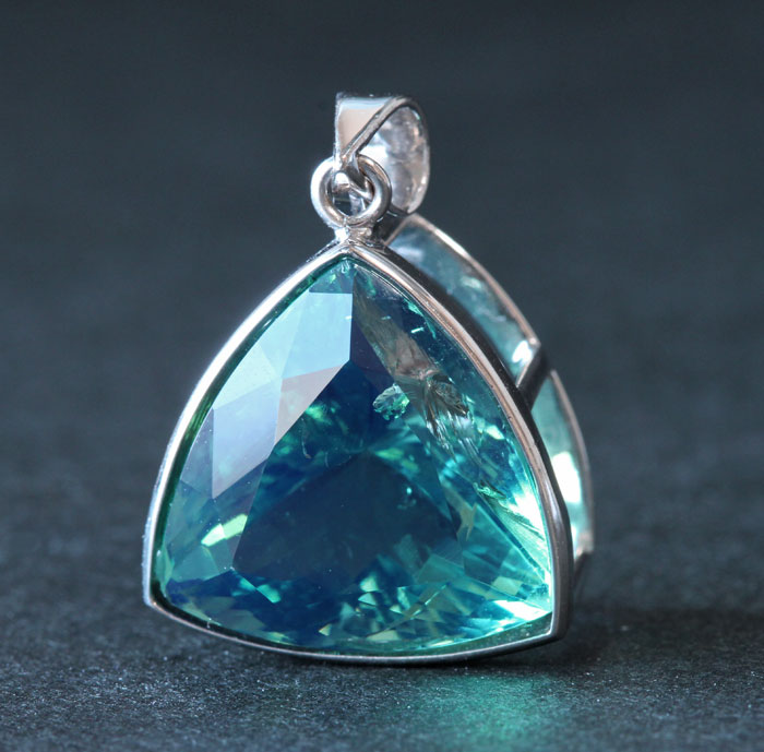 強発光!珍品☆イングランド産の発光フローライト ペンダント　1【パワーストーン/天然石】