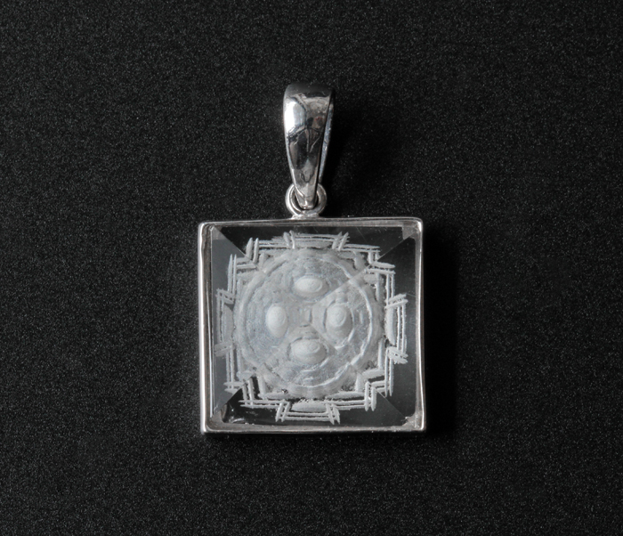 再入荷!当店オリジナル　ヒマラヤ★ネパール産★ガネッシュヒマール水晶のシュリヤントラピラミッドペンダント　　　/4月【天然石・パワーストーン】