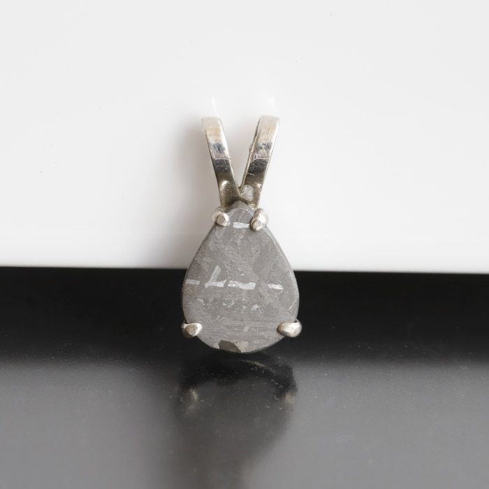 浄化済み!リアルギベオン隕石ペンダント  ティアドロップ  10×8mm　No.4　　　　izumo