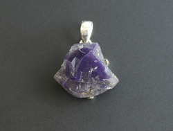 サンマリー2019!珍品☆イングランド産の発光フローライト ペンダント　No.7【20×23.8mm】【天然石・パワーストーン】