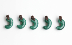 限定！グリーンアベンチュリンのSAの勾玉まくらめペンダント　30mm 　　　ブラウンカラー　　【タイプ6】　　　　　　　　　パワーストーン/天然石　