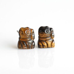 伊勢浄化！招き猫のミニピアス 豆サイズ　【タイガーアイ・左手】　ise2023