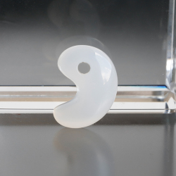 【伊勢浄化】白雪瑪瑙　北海道花石産勾玉　19.6mm　ギャランティーカード付き　【8】　　    ise24   rei