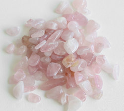 限定大特価!「さらに緊急お値下げ！」マダガスカル産ディープローズクオーツのさざれ　500ｇ　　　　　  　10月　jo【天然石・パワーストーン】