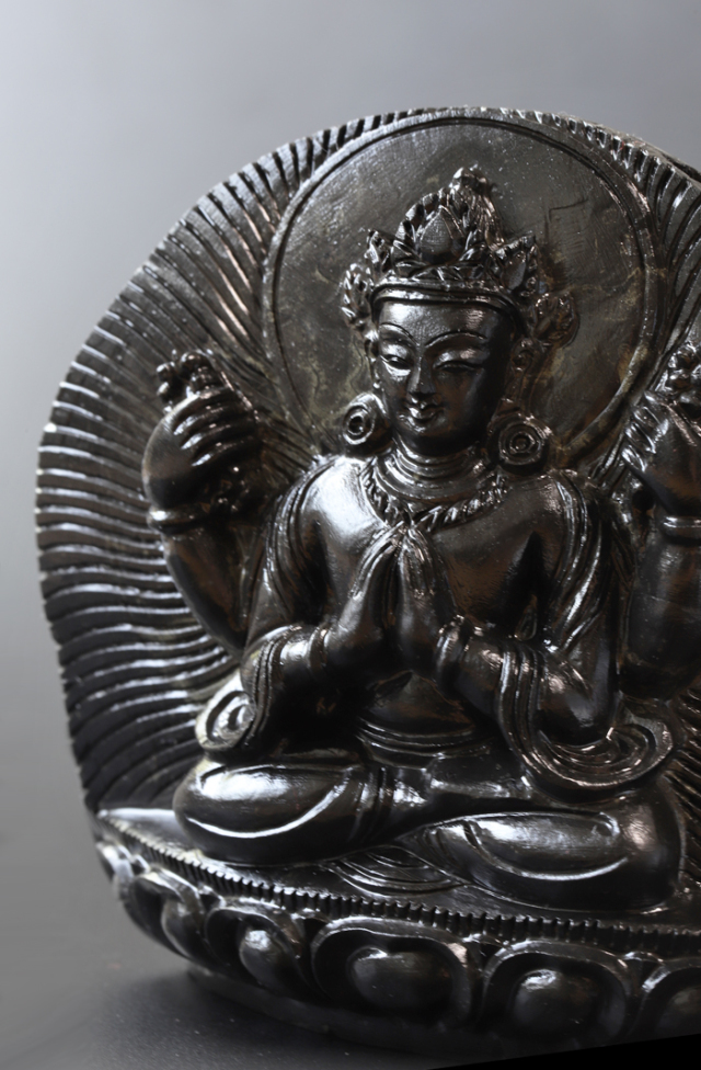 限定！ヒマラヤ産サリグラム（アンモナイト）の 四臂観音菩薩（四手