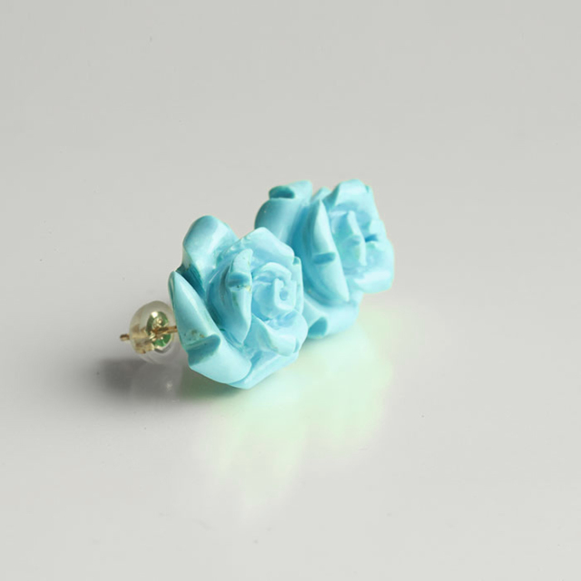 1点のみ 希少ターコイズ手彫りフラワーカービングピアスチャーム 1点のみ 希少ターコイズ手彫りフラワーカービングピアスチャーム