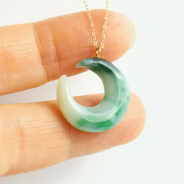 専門店にて緑一色*50万円以上の品‼️糸魚川翡翠勾玉*小滝産　本物の守護石　鑑別書 糸魚川本翡翠 小滝産 氷質 自家製勾玉 大粒 Z733 希少 奇跡のグリーン