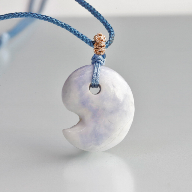 糸魚川産　本翡翠　勾玉　ラベンダー＆アイス 鑑別書付】糸魚川翡翠の勾玉