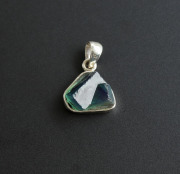 サンマリー2019!珍品☆イングランド産の発光フローライト ペンダント　No.2【15.7×11.7mm】【天然石・パワーストーン】